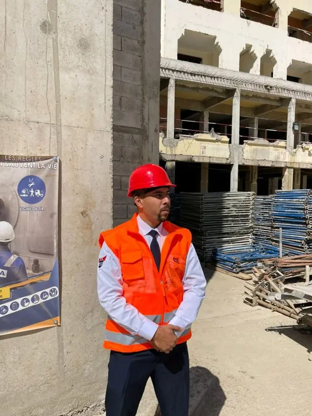 Agent EDSA Services en gilet haute visibilité et casque